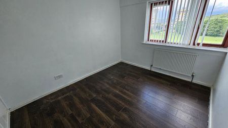 2 bed Apartment - To Let - Photo 3