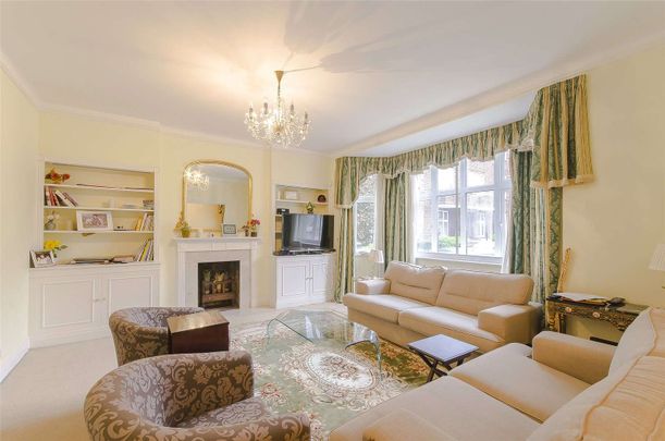 A lovely three bedroom mansion flat that has been finished to a high standard throughout. - Photo 1