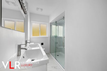 House in West Vancouver, BC - Photo 2