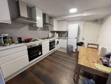 1 bedroom in a house share to rent - Photo 2