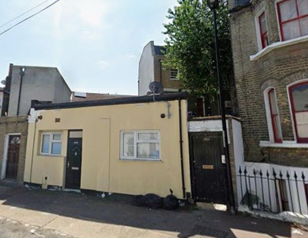Old Woolwich Road, Greenwich SE10, London - Photo 1