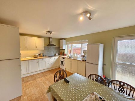 3 bedroom end of terrace house to rent - Photo 2