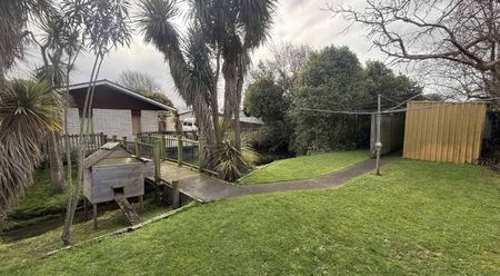 Sun-Soaked Family Home in St Albans - Photo 4