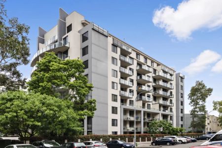 Spacious one bedroom ground floor garden apartment - Photo 3