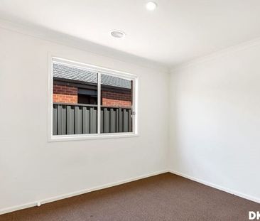 Quiet street, Wyndham Vale – 3 Bedrooms, 2 bathrooms, 1 car space - Photo 1