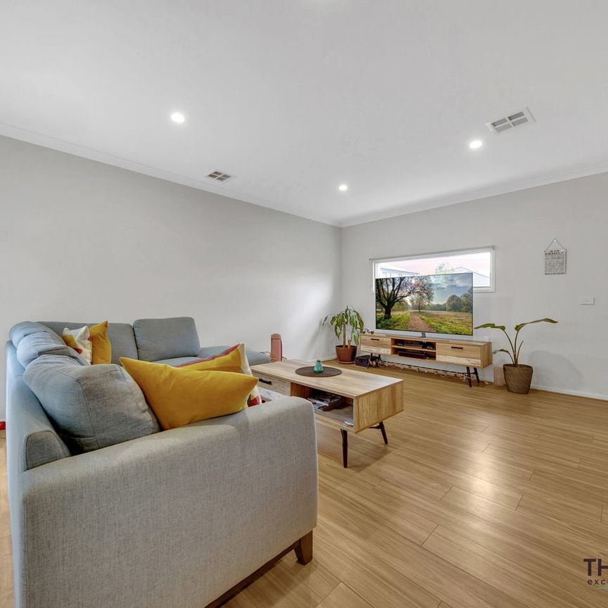 Stunning Family Home for Lease in Prestigious Saratoga Point, Point Cook! - Photo 1