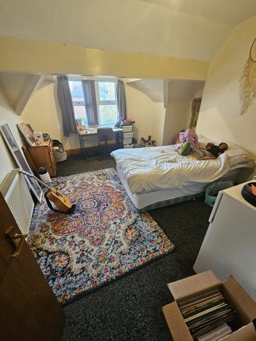 8 Bed - 1 Hill Top Street, Hyde Park, Leeds - LS6 1NW - Student - Photo 2