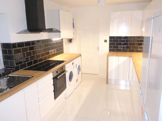 6 bedroom semi-detached house to rent - Photo 1