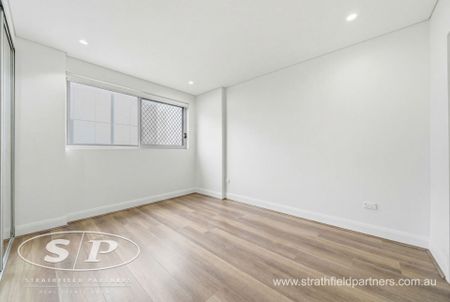 Prime location, Minutes Walk To Station And Shopping Centre!! - Photo 5