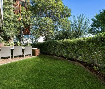 Modern townhouse with entertainer's rooftop terrace - Photo 6