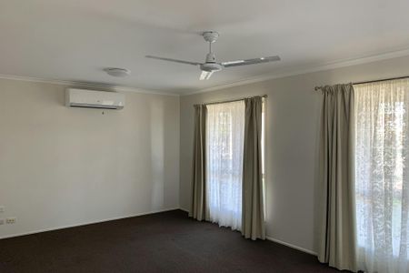 LOWSET FAMILY FRIENDLY HOME IN CLINTON - Photo 3