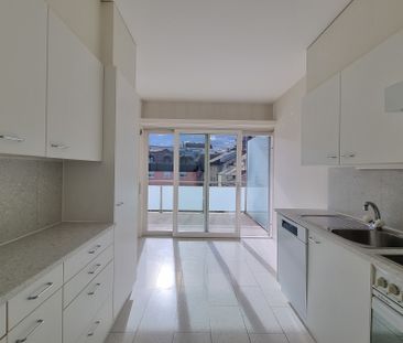 Charmant appartement de 2.5 pièces avec grand balcon au centre-ville - Photo 6