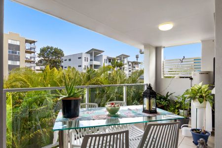 Modern & Well Located Two Bedroom Apartment - Photo 2