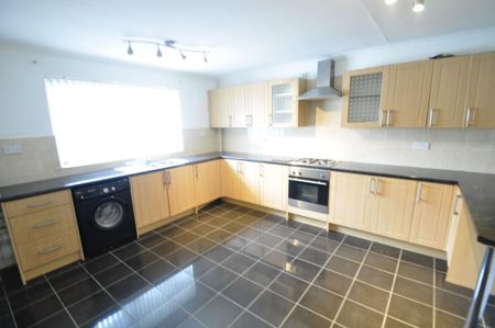 3 bedroom flat to rent - Photo 5