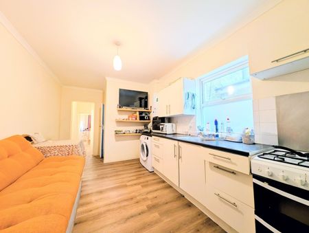 2 Bed Flat, Durnsford Road, SW19 - Photo 4