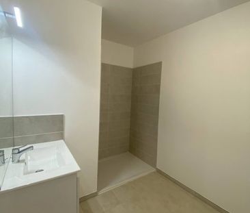 T3 AVEC LOGGIA + PARKINGS - Photo 3