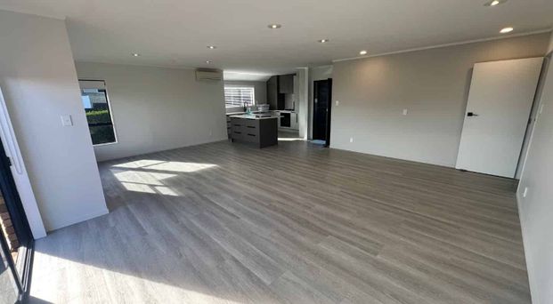 Spacious 3-Bedroom Family Home in Sought-After Mairangi Bay - Photo 1