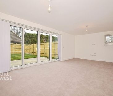 4 bedroom detached house to rent - Photo 1