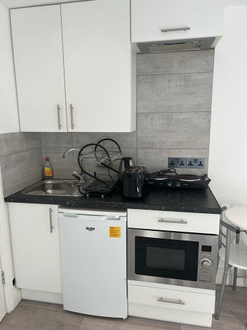 Studio Flat, Grants Close, NW7 - Photo 2