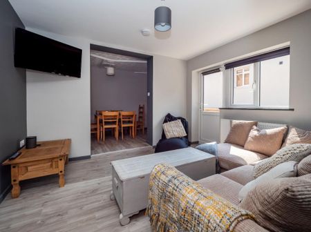 6 bedroom detached house to rent - Photo 4