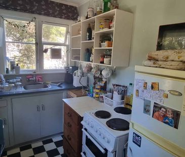 WELL PRESENTED STUDIO FLAT: - Photo 5