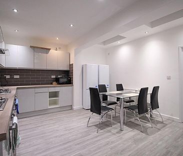 1 bedroom in a flat share to rent - Photo 2