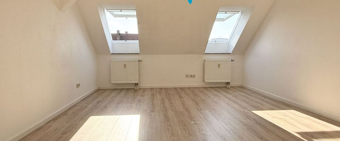 3 Zimmer • Kassberg • Balkon • schickes Laminat • Bad mit Wanne • Dachgeschoss • mal Anschauen !? - Photo 1