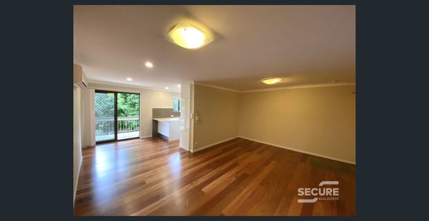 Perfectly Positioned, Spacious Unit. 6 Month lease term. - Photo 1