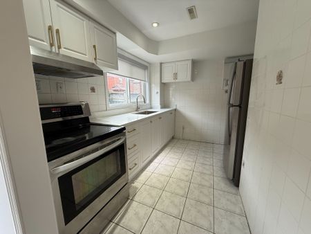 For Lease - 131 Santa Maria Trail, Vaughan, Ontario - Photo 3