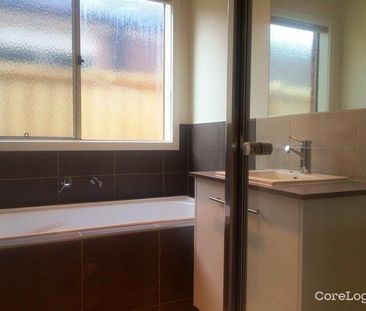 Low-maintenance living in a growing and family-friendly neighbourhood! - Photo 6