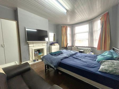 4 bedroom terraced house to rent - Photo 2