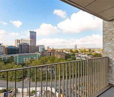 A modern one bedroom apartment in Ruskin Square, Croydon just a few miles south of the centre of London. - Photo 1