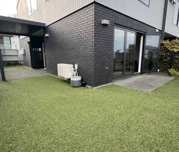 Stylish 3-Bedroom Home in East Tamaki Heights - Photo 3