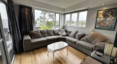 Large home close to beach - Photo 2