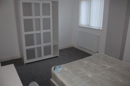 3 bedroom flat to rent - Photo 3