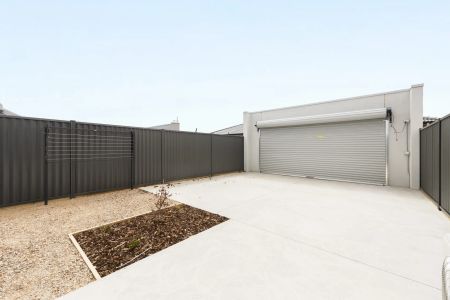Brand-New Modern Living in Tarneit - Photo 2