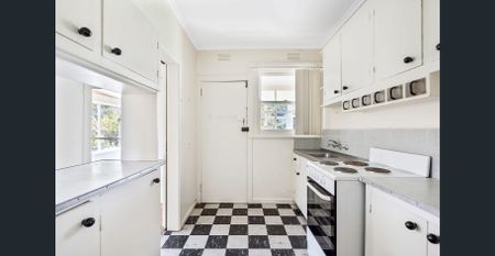 Affordable family living in a blue-chip Mont Albert North location - Photo 2