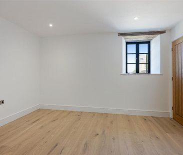 4 bedroom semi-detached house to rent - Photo 3