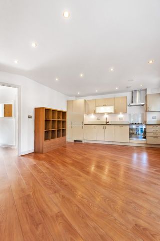 Battersea Park Road, London, SW11 - Photo 5