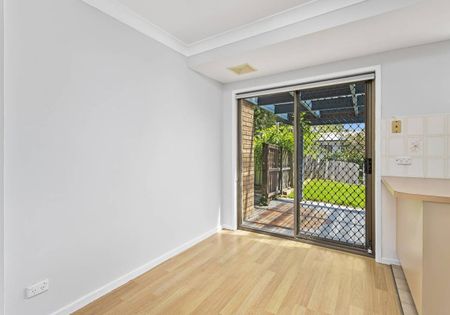 RENOVATED 2 BEDROOM TOWNHOUSE IN PRIME LOCATION! - Photo 2