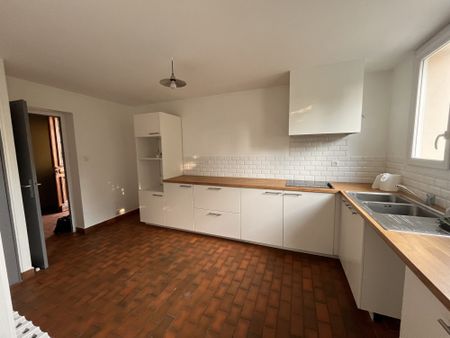 Location Maison 5 pièces 130m² LA TOUR DE SALVAGNY 69890 - Photo 3