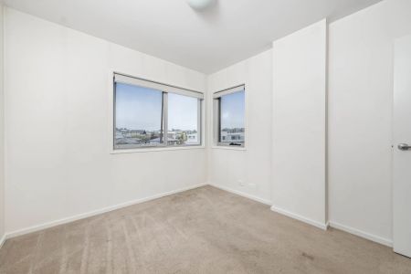 Sunny Top-Floor Apartment with Stunning Brindabella & Stromlo Views - Photo 3