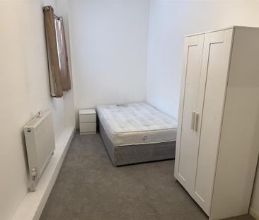 3 bedroom flat to rent - Photo 6