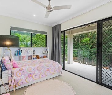 Executive family home with pool and modern comforts - Photo 4