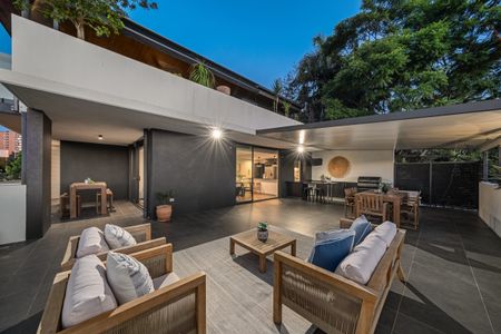 Prestigious boutique apartment with stunning mountain views – LARGEST in complex. - Photo 5