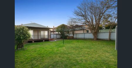 Charming Cottage in Prime Location! - Photo 5