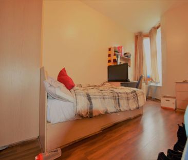 6 bedroom Flat in Hollybank, Leeds - Photo 1