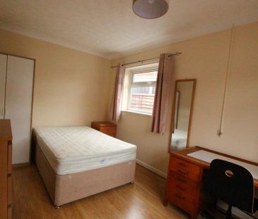 4 bedroom semi-detached house to rent - Photo 3