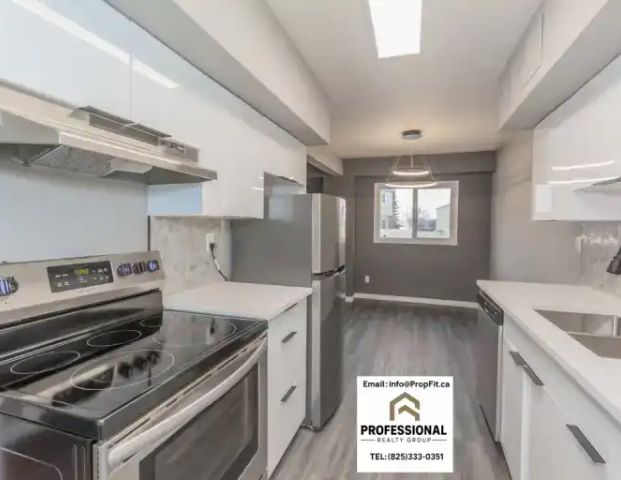 Bright, Updated Condo | 3 Bedrooms | Private Yard | West Edmonton | 116 Centennial Court Northwest, Edmonton - Photo 1