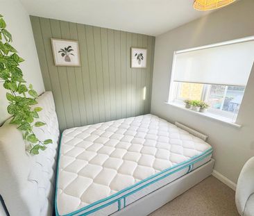 Highdowns, Hatch Warren, Basingstoke - Photo 1